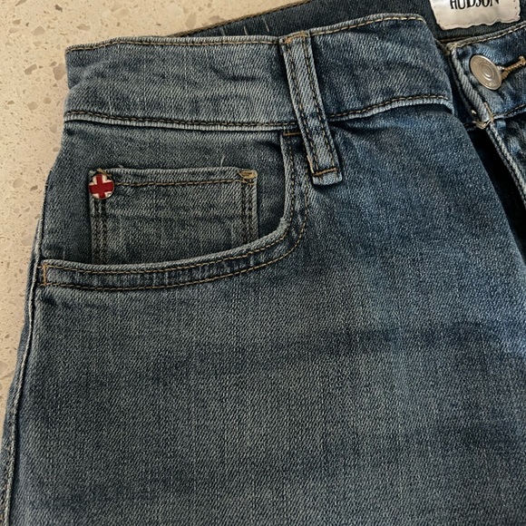 Hudson Noa high rise straight cropped jeans
-Fringe bottom
-Clr: Aimee
-Size 27 - Picture 4 of 8